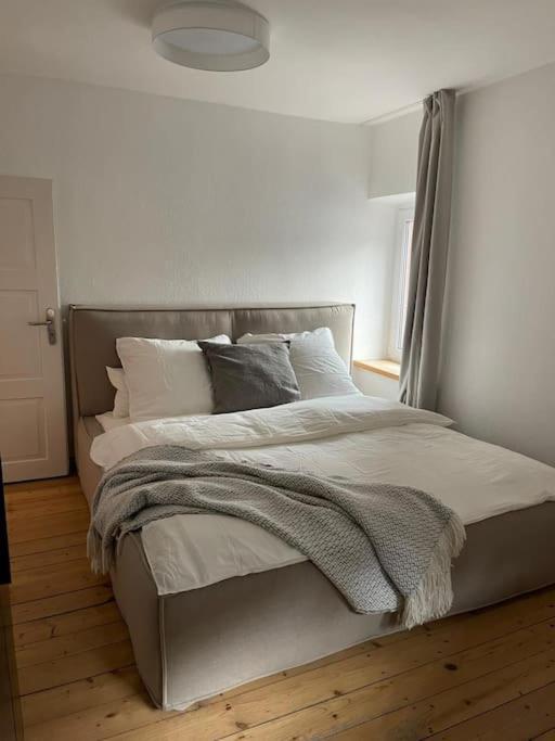 Mosel-Charm - Urige Dachgeschosswohnung - 3 Schlafzimmer Fuer 6 Personen - Liebevoll Renoviert & Gemuetlich Ürzig Extérieur photo